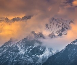 Облачный рассвет в горах, Кьянжин Гомпа, Непал