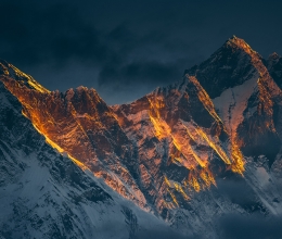 Утренние грозные склоны двух восьмитысячников - Эвереста и Лхоцзе, Непал