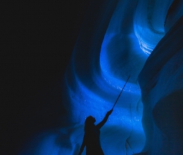 Ледяная пещера внутри ледника Южный Иныльчек
